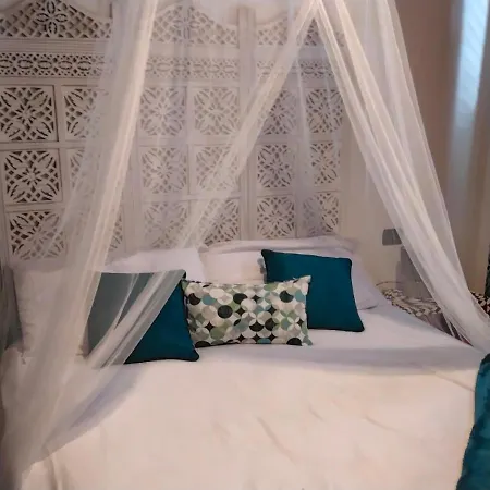 Agreable Maison En Triplex Avec Cours Interieure En Campagne Лукка