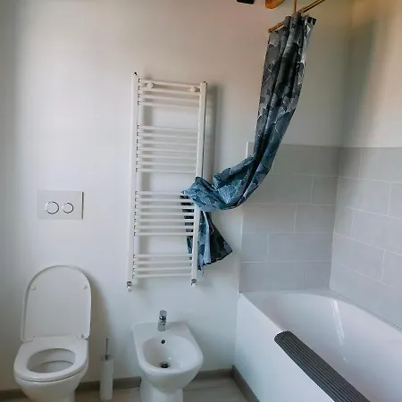 Agreable Maison En Triplex Avec Cours Interieure En Campagne Лукка